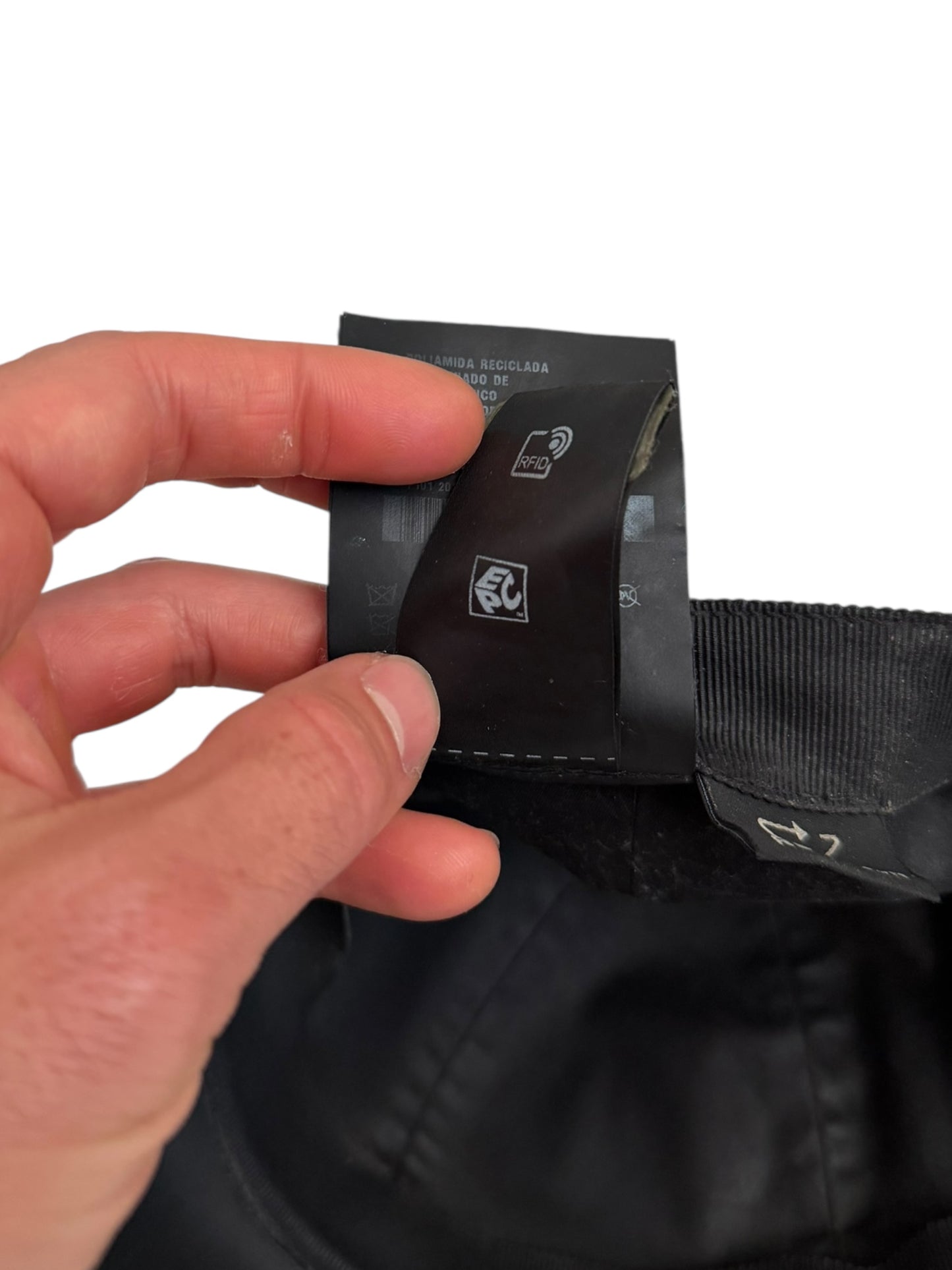 Badge Re-Nylon Black Cap