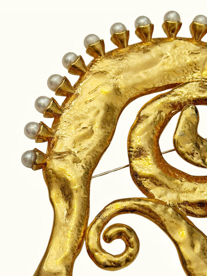 Snail Face Pearl Brooch