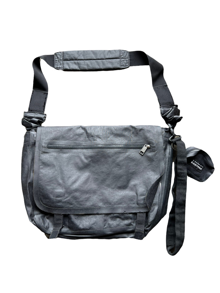 X Eastpak Distressed Messenger – Archive Reloaded